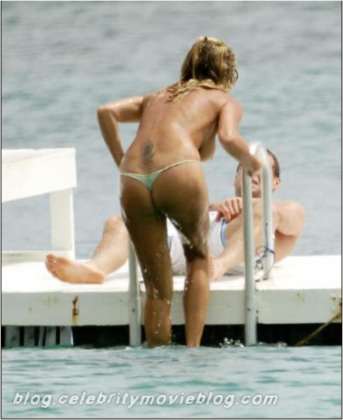 Celebrity Rachel Hunter Caught Big Naked Boobs While Sunbath...  